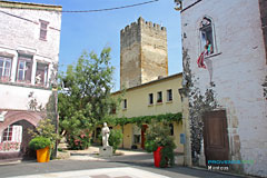 Monteux,placette avec maisons décorées en trompe l'oeil