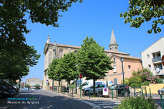 Morières lès Avignon, rue et église Morières lès Avignon, rue et église