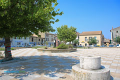 Morières lès Avignon, place Morières lès Avignon, place
