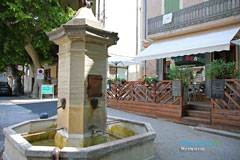 Mormoiron, fontaine et terrasse de café