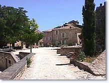 Oppède le Vieux, place du village Oppède le Vieux, place du village