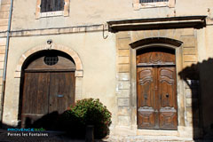 Pernes les Fontaines, façade de maison ancienne