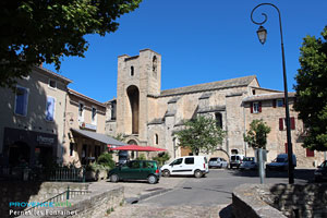Pernes les Fontaines, place de l'église