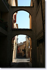 Pertuis - Passageway