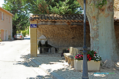 Puyvert, fontaine-lavoir place Jean Moulin Puyvert, fontaine-lavoir place Jean Moulin