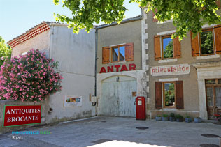 Roaix, flea market
