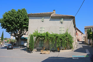 Robion,  maison avec vigne vierge