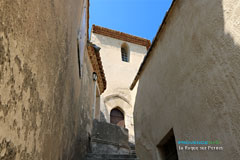 La Roque sur Pernes, calade street