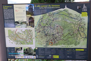 La Roque sur Pernes, panneau d'orientation des circuits cyclistes vers le Mont Ventoux