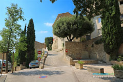 La Roque sur Pernes, dans le village, vers la mairie