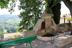 La Roque sur Pernes, fontaine, banc et paysage La Roque sur Pernes, fontaine, banc et paysage