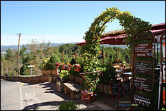 Roussillon, terrasse de restaurant Roussillon, terrasse de restaurant