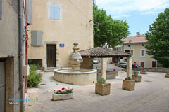 Sablet, fontaine et lavoir