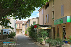 Saint Martin de La Brasque, restaurant and fountain