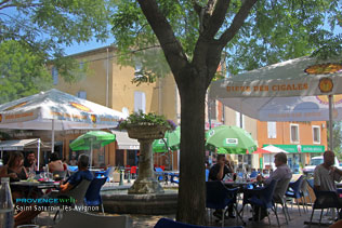Saint Saturnin lès Avignon, terrasse de café autour de la fontaine