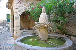 Séguret, fontaine