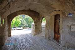 Seguret, vaulted passageway