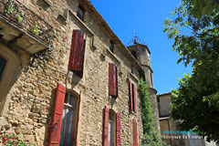 Sérignan du Comtat, tour de l'horloge avec son campanile Sérignan du Comtat, tour de l'horloge avec son campanile