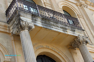 Sorgues, balcon de la mairie