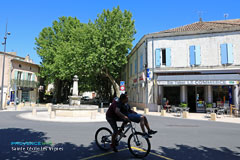 Sainte Cécile les Vignes, place avec sa fontaine et son Café du Commerce