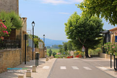 Saint Pierre de Vassols, rue et paysage