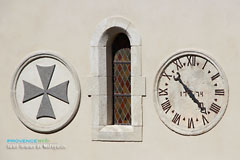 Saint Roman de Malegarde, horloge sur le fronton de l'église Saint Roman de Malegarde, horloge sur le fronton de l'église