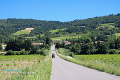 Saint Roman de Malegarde, route avec tracteur Saint Roman de Malegarde, route avec tracteur