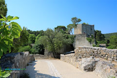 Les Taillades, path and tower