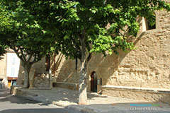 La Tour d'Aigues, church door