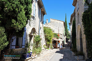 Vaison la Romaine, street