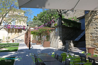 Valréas, terrasse sur la place du château