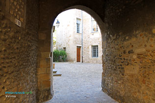 Valreas, vaulted passageway