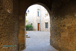 Valréas, passage voûté