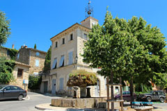 Vaugines, mairie et fontaine