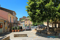 Vaugines, terrasse et fontaine