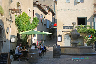 Venasque, fontaine et terrasse de café