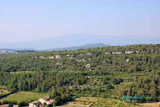 Venasque, paysage avec le Mont-Ventoux