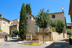 Villelaure, place et fontaine