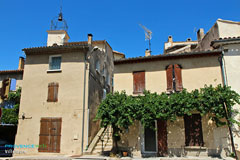 Villelaure, treille et clocher Villelaure, treille et clocher