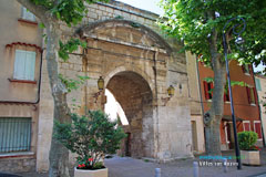 Villes sur Auzon, gate of the old village