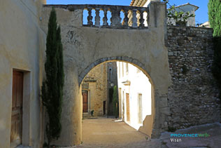 Visan,  passage voûté et cour