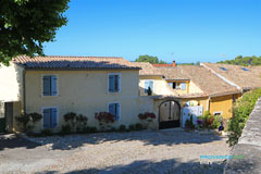 Visan, houses