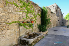 Visan, ramparts and fountain