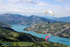 Parapente sur le lac de Serre-Ponçon