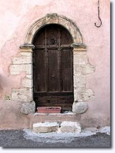 Porte rose à Villeneuve