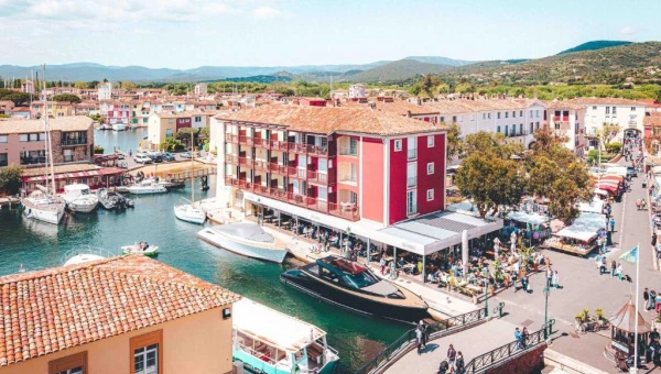 Hôtel Le Suffren à Grimaud