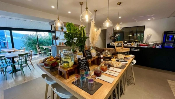 Salle de petit déjeuner de l'hôtel Campanile d'Orange