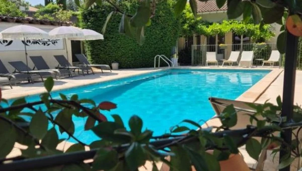 Piscine de l'hôtel La Garrigue à Venasque