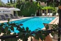 Piscine de l'hôtel La Garrigue à Venasque