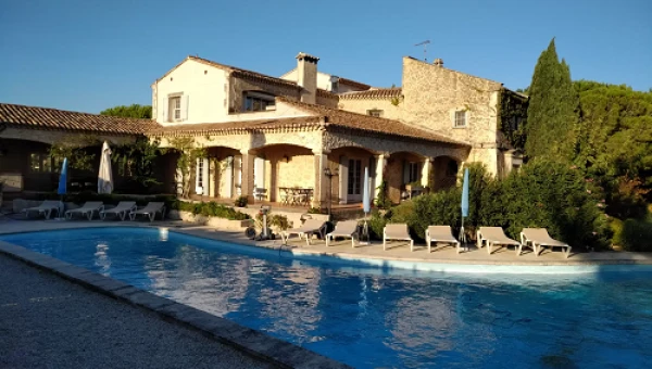 Mas Saint Victor Fontvieille